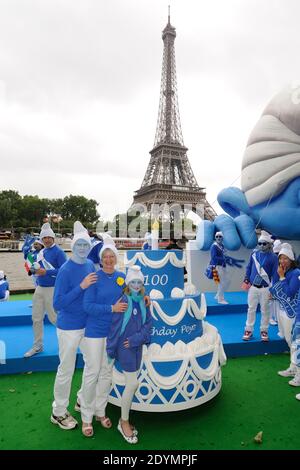 Véronique Culiford, fille du regretté caricaturiste Peyo, créateur des Schtroumfs, et producteur Jordan Kerner, et Ambassadeurs Smurf posent pour une photo de groupe sur le Trocadéro plaza dans le cadre de la présentation du film les Schtroumfs 2 (les Schtroumfs 2) à Paris, en France, le 22 juin 2013. Photo d'Alban Wyters/ABACAPRESS.COM Banque D'Images