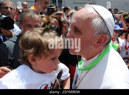 Le pape François accueille les enfants à leur arrivée à la gare du Vatican, au Vatican, le 23 juin 2013. Deux cent cinquante enfants ayant des « problèmes psychosociaux » ont voyagé à bord du « train pour enfants » de Milan, à travers Bologne et Florence.le projet « train pour enfants : un voyage dans la beauté » est un voyage fait par 250 enfants de différentes nationalités avec leurs enseignants, membres de leur famille, Et des volontaires, dans un train mis à disposition juste pour eux par le système ferroviaire italien, à partir de Milan avant d'arriver à la gare du Vatican où ils ont été reçus par le Pape François Him Banque D'Images