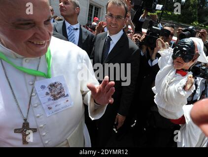 Le pape François accueille les enfants à leur arrivée à la gare du Vatican, au Vatican, le 23 juin 2013. Deux cent cinquante enfants ayant des « problèmes psychosociaux » ont voyagé à bord du « train pour enfants » de Milan, à travers Bologne et Florence.le projet « train pour enfants : un voyage dans la beauté » est un voyage fait par 250 enfants de différentes nationalités avec leurs enseignants, membres de leur famille, Et des volontaires, dans un train mis à disposition juste pour eux par le système ferroviaire italien, à partir de Milan avant d'arriver à la gare du Vatican où ils ont été reçus par le Pape François Him Banque D'Images