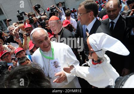 Le pape François accueille les enfants à leur arrivée à la gare du Vatican, au Vatican, le 23 juin 2013. Deux cent cinquante enfants ayant des « problèmes psychosociaux » ont voyagé à bord du « train pour enfants » de Milan, à travers Bologne et Florence.le projet « train pour enfants : un voyage dans la beauté » est un voyage fait par 250 enfants de différentes nationalités avec leurs enseignants, membres de leur famille, Et des volontaires, dans un train mis à disposition juste pour eux par le système ferroviaire italien, à partir de Milan avant d'arriver à la gare du Vatican où ils ont été reçus par le Pape François Him Banque D'Images