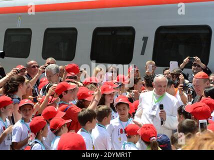 Le pape François accueille les enfants à leur arrivée à la gare du Vatican, au Vatican, le 23 juin 2013. Deux cent cinquante enfants ayant des « problèmes psychosociaux » ont voyagé à bord du « train pour enfants » de Milan, à travers Bologne et Florence.le projet « train pour enfants : un voyage dans la beauté » est un voyage fait par 250 enfants de différentes nationalités avec leurs enseignants, membres de leur famille, Et des volontaires, dans un train mis à disposition juste pour eux par le système ferroviaire italien, à partir de Milan avant d'arriver à la gare du Vatican où ils ont été reçus par le Pape François Him Banque D'Images