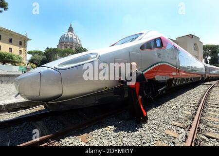 Le pape François accueille les enfants à leur arrivée à la gare du Vatican, au Vatican, le 23 juin 2013. Deux cent cinquante enfants ayant des « problèmes psychosociaux » ont voyagé à bord du « train pour enfants » de Milan, à travers Bologne et Florence.le projet « train pour enfants : un voyage dans la beauté » est un voyage fait par 250 enfants de différentes nationalités avec leurs enseignants, membres de leur famille, Et des volontaires, dans un train mis à disposition juste pour eux par le système ferroviaire italien, à partir de Milan avant d'arriver à la gare du Vatican où ils ont été reçus par le Pape François Him Banque D'Images