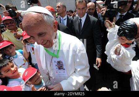 Le pape François accueille les enfants à leur arrivée à la gare du Vatican, au Vatican, le 23 juin 2013. Deux cent cinquante enfants ayant des « problèmes psychosociaux » ont voyagé à bord du « train pour enfants » de Milan, à travers Bologne et Florence.le projet « train pour enfants : un voyage dans la beauté » est un voyage fait par 250 enfants de différentes nationalités avec leurs enseignants, membres de leur famille, Et des volontaires, dans un train mis à disposition juste pour eux par le système ferroviaire italien, à partir de Milan avant d'arriver à la gare du Vatican où ils ont été reçus par le Pape François Him Banque D'Images