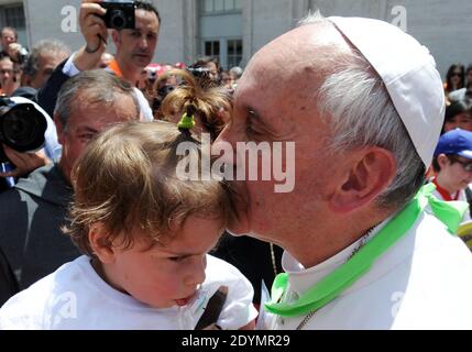 Le pape François accueille les enfants à leur arrivée à la gare du Vatican, au Vatican, le 23 juin 2013. Deux cent cinquante enfants ayant des « problèmes psychosociaux » ont voyagé à bord du « train pour enfants » de Milan, à travers Bologne et Florence.le projet « train pour enfants : un voyage dans la beauté » est un voyage fait par 250 enfants de différentes nationalités avec leurs enseignants, membres de leur famille, Et des volontaires, dans un train mis à disposition juste pour eux par le système ferroviaire italien, à partir de Milan avant d'arriver à la gare du Vatican où ils ont été reçus par le Pape François Him Banque D'Images