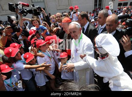 Le pape François accueille les enfants à leur arrivée à la gare du Vatican, au Vatican, le 23 juin 2013. Deux cent cinquante enfants ayant des « problèmes psychosociaux » ont voyagé à bord du « train pour enfants » de Milan, à travers Bologne et Florence.le projet « train pour enfants : un voyage dans la beauté » est un voyage fait par 250 enfants de différentes nationalités avec leurs enseignants, membres de leur famille, Et des volontaires, dans un train mis à disposition juste pour eux par le système ferroviaire italien, à partir de Milan avant d'arriver à la gare du Vatican où ils ont été reçus par le Pape François Him Banque D'Images