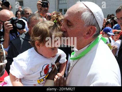 Le pape François accueille les enfants à leur arrivée à la gare du Vatican, au Vatican, le 23 juin 2013. Deux cent cinquante enfants ayant des « problèmes psychosociaux » ont voyagé à bord du « train pour enfants » de Milan, à travers Bologne et Florence.le projet « train pour enfants : un voyage dans la beauté » est un voyage fait par 250 enfants de différentes nationalités avec leurs enseignants, membres de leur famille, Et des volontaires, dans un train mis à disposition juste pour eux par le système ferroviaire italien, à partir de Milan avant d'arriver à la gare du Vatican où ils ont été reçus par le Pape François Him Banque D'Images