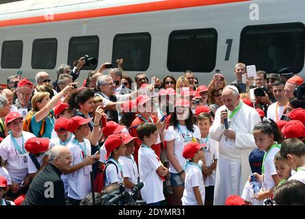 Le pape François accueille les enfants à leur arrivée à la gare du Vatican, au Vatican, le 23 juin 2013. Deux cent cinquante enfants ayant des « problèmes psychosociaux » ont voyagé à bord du « train pour enfants » de Milan, à travers Bologne et Florence.le projet « train pour enfants : un voyage dans la beauté » est un voyage fait par 250 enfants de différentes nationalités avec leurs enseignants, membres de leur famille, Et des volontaires, dans un train mis à disposition juste pour eux par le système ferroviaire italien, à partir de Milan avant d'arriver à la gare du Vatican où ils ont été reçus par le Pape François Him Banque D'Images