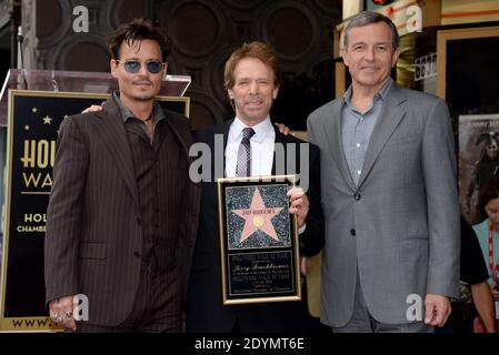 Johnny Depp, Jerry Bruckheimer et Bob Iger, la Walt Disney Company, président-directeur général, posent en tant que Bruckheimer est honoré d'une étoile sur le Hollywood Walk of Fame à Los Angeles, CA, États-Unis, le 24 juin 2013. Photo de Lionel Hahn/ABACAPRESS.COM Banque D'Images