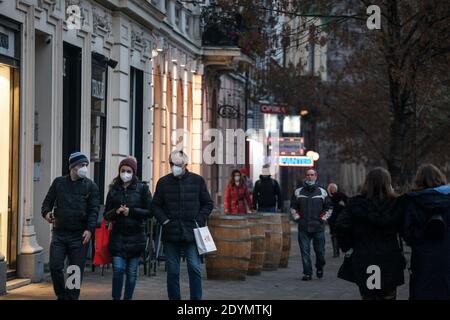 BELGRADE, SERBIE - NOVEMBRE 29 2020 : trois personnes, deux hommes et une fille, marchant avec un masque respiratoire dans les rues de Belgrade, pendant le Banque D'Images