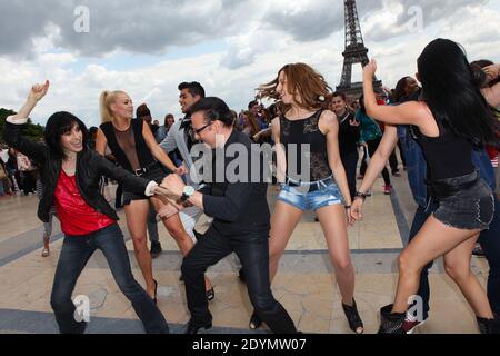 Le jury et les danseurs participent au flashmob danse avec les Stars qui s'est tenu au Trocadéro à Paris, en France, le 25 juin 2013. Photo de Audrey Poree/ABACAPRESS.COM Banque D'Images