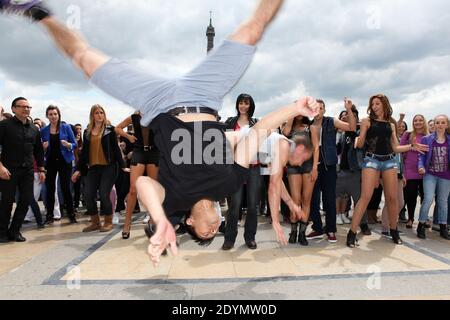 Le jury et les danseurs participent au flashmob danse avec les Stars qui s'est tenu au Trocadéro à Paris, en France, le 25 juin 2013. Photo de Audrey Poree/ABACAPRESS.COM Banque D'Images