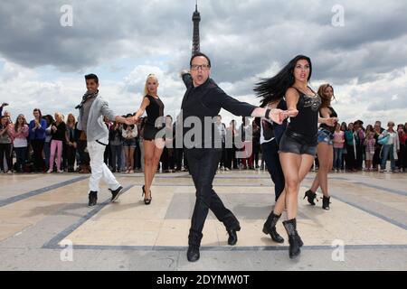 Le jury et les danseurs participent au flashmob danse avec les Stars qui s'est tenu au Trocadéro à Paris, en France, le 25 juin 2013. Photo de Audrey Poree/ABACAPRESS.COM Banque D'Images