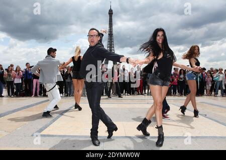 Le jury et les danseurs participent au flashmob danse avec les Stars qui s'est tenu au Trocadéro à Paris, en France, le 25 juin 2013. Photo de Audrey Poree/ABACAPRESS.COM Banque D'Images