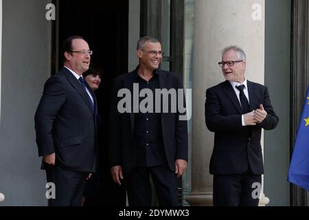 Le président français François Hollande (L) souhaite la bienvenue au directeur franco-tunisien Abdellatif Kechiche (C), délégué général du Festival de Cannes Thierry Fremaux (R), pour un déjeuner avec le président français et les gagnants de la Palme d'Or 2013 à l'Elysée à Paris, France, le 26 juin 2013. Photo de Jerome Domine/ABACAPRESS.COM Banque D'Images