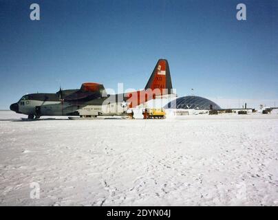 LC-130R Hercules à la station Amundsen-Scott. Banque D'Images