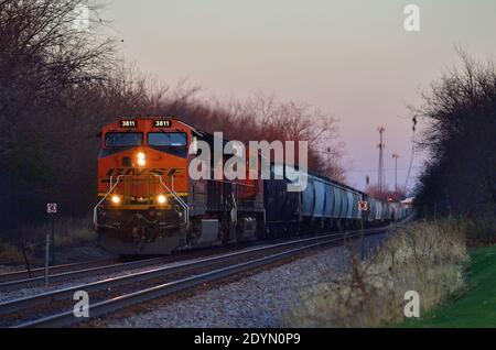 Bartlett, Illinois, États-Unis. Deux locomotives Burlington Northern Santa Fe dirigent un train de marchandises du chemin de fer canadien Pacifique vers l'ouest par Bartlett. Banque D'Images