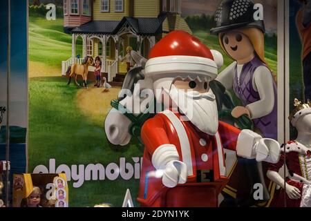 BELGRADE, SERBIE - 29 NOVEMBRE 2020 : logo de Playmobil devant une figurine de Noël géant exposée devant un magasin. Playmobil est Banque D'Images