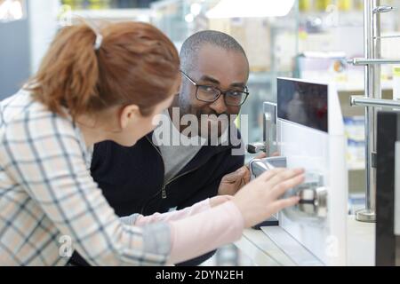 couple à un magasin de robinet choisir pour la maison Banque D'Images