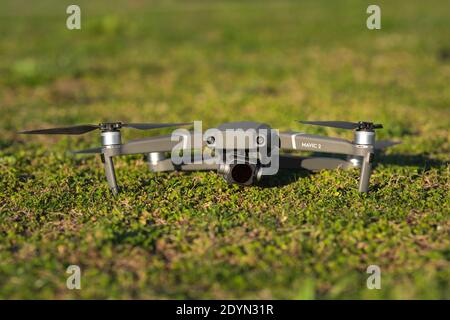 Dki Mavic 2 Pro drone sur l'herbe. 26.12.2020, Lisbonne, Portugal Banque D'Images
