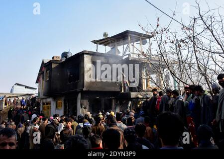 26 décembre 2020 : le peuple cachemiri évalue la maison résidentielle endommagée dans le village de Kanigam, dans le district de Shopian, au sud de Srinagar, au Cachemire administré par l'Inde, le 26 décembre 2020. Deux militants cachemiriens locaux ont été tués et deux troopeurs paramilitaires indiens ont été blessés au cours d'une rencontre nocturne. Crédit: Muzamil Mattoo/IMAGESLIVE/ZUMA Wire/Alay Live News Banque D'Images