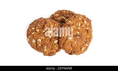 Biscuits aux flocons d'avoine avec raisins secs et noix de coco sur fond blanc. Vue du dessus. Photo de haute qualité Banque D'Images