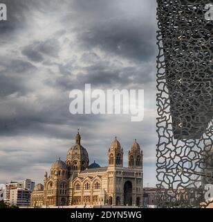 La cathédrale de Marseille a été construite dans le style byzantin-romain par les architectes Léon Vaudoyer et Henri-Jacques Espérandieu. Mucem a été conçu par la conception Banque D'Images