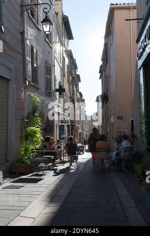 Marseille, France, cafés et restaurants parmi les maisons de style méditerranéen aux couleurs délavées dans le quartier historique du Panier. Banque D'Images