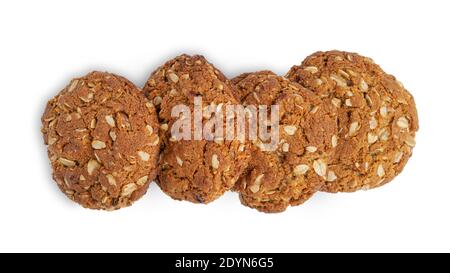 Biscuits aux flocons d'avoine avec raisins secs et noix de coco sur fond blanc. Vue du dessus. Photo de haute qualité Banque D'Images