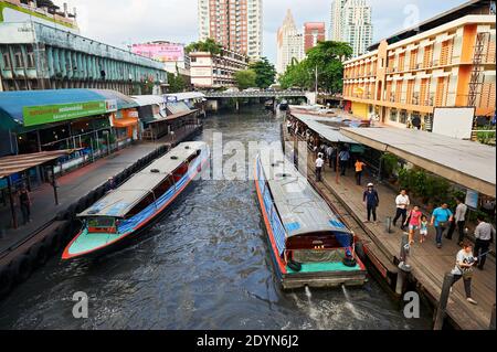 Bateaux traditionnels sur un terminal passager Khlong pendant les heures de pointe près de Siam à Bangkok, Thaïlande, Asie Banque D'Images