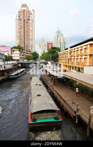 Bateaux traditionnels sur un terminal de passagers Khlong près de Siam avec des gratte-ciels dans l'arrière à Bangkok, Thaïlande, Asie Banque D'Images