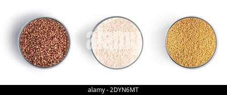 Sarrasin, riz, millet en pots sur fond blanc. Photo de haute qualité Banque D'Images