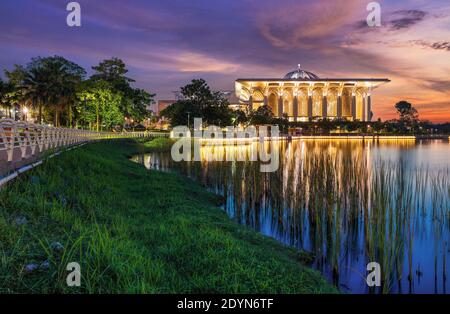 Un coucher de soleil en soirée à Putrajaya, en Malaisie. Banque D'Images