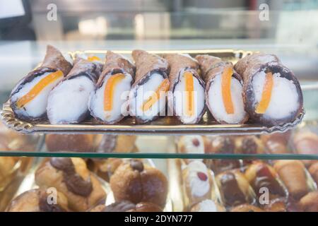 Naples, Italie Cannoli et Baba dans un présentoir de pâtisseries Banque D'Images