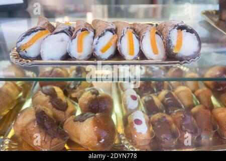 Naples, Italie Cannoli et Baba dans un présentoir de pâtisseries Banque D'Images