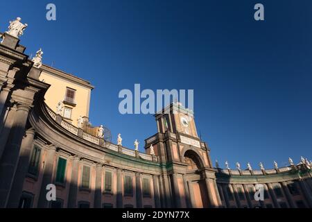Naples, Italie la structure en colonnes sur la Piazza Dante est le côté ouest du Convitto Nazionale Vittorio Emanuele II école d'embarquement. Banque D'Images