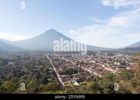 Antigua, Guatemala vue aérienne d'Antigua avec volcan Agua au loin Banque D'Images