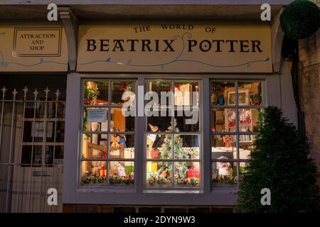 La Maison du tailleur de Gloucester. Boutique sur le thème de Beatrix potter et fenêtre du musée à noël la nuit. Gloucester, Cotswolds, Gloucestershire. ROYAUME-UNI Banque D'Images