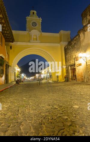Antigua, Guatemala Arco Santa Catalina à Dusk avec volcan Agua en arrière-plan. Banque D'Images