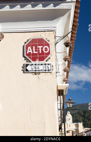 Antigua, Guatemala panneau Stop et un panneau de chemin fait de carreaux Banque D'Images