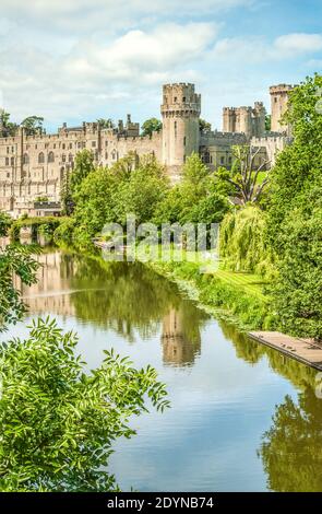 Vue lointaine sur le château de Warwick à la rivière Avon à Warwick, Warwickshire, Angleterre Banque D'Images