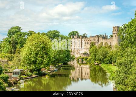 Vue lointaine sur le château de Warwick à la rivière Avon à Warwick, Warwickshire, Angleterre Banque D'Images