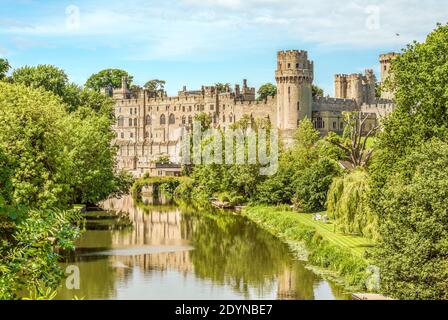 Vue lointaine sur le château de Warwick à la rivière Avon à Warwick, Warwickshire, Angleterre Banque D'Images