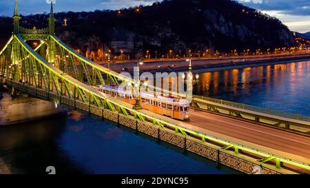 Magnifique photo sur le tramway décoré de lumière de noël dans le pont de la liberté de Budapest, Hongrie. Ce tramway ne fonctionne que pour noël chaque année. Amazi Banque D'Images