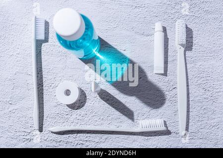 Accessoires d'hygiène dentaire personnels. Rince-bouche, brosse à dents, dentifrice et fil dentaire. Banque D'Images