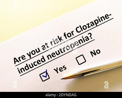 Une personne répond à une question sur la clozapine. Il pense qu'il risque de subir une neutropénie induite par la clozapine. Banque D'Images