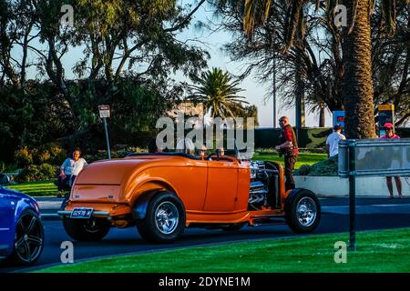 Orange Hot Rod arrivée à la croisière annuelle de fin d'année 2020, Spirit Station Pier à Melbourne. Cette croisière annuelle est ouverte à tous avec une voiture/vélo classique, Hot Rod, muscle, personnalisé, club éligible. Banque D'Images