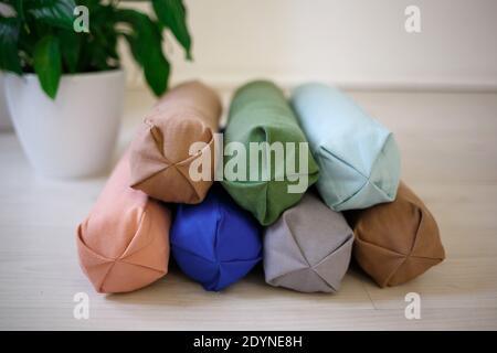 rouleaux de sport multicolores pour un massage du dos et du cou. Banque D'Images