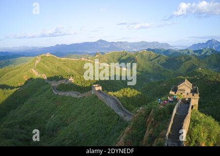 La Grande Muraille chinoise en été sous le ciel bleu ; célèbre attraction touristique Banque D'Images