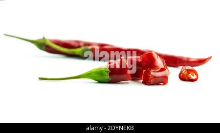 Poivrons rouges hachés sur fond blanc. Photo de haute qualité Banque D'Images