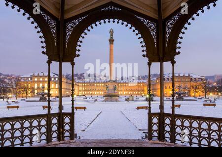 Nouveau château à Schlossplatz, colonne anniversaire, hiver, neige, centre-ville, Stuttgart, Bade-Wurtemberg, Allemagne Banque D'Images